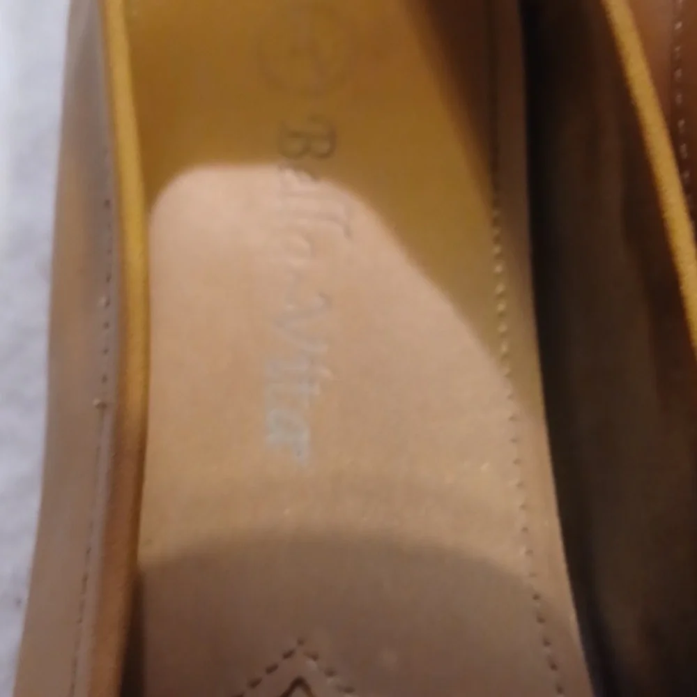 Bella Vitar leather flats size 8 N